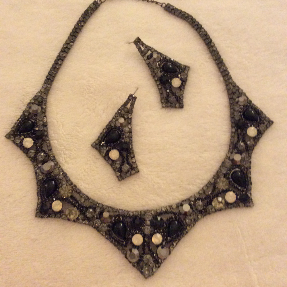 Black & Silver Stone Necklace & Earring Set.